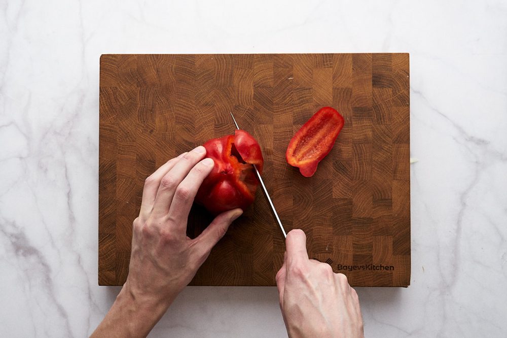 Наріжте червоний солодкий перець тонкими довгими смужками