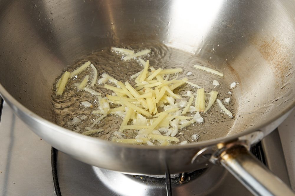 Heat the oil in a frying pan and fry the aromatic ingredients - garlic and ginger.