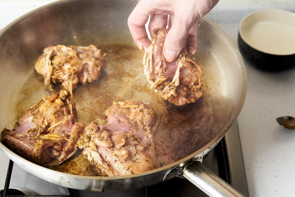 Викладіть курячі стегна на добре розігріту сковороду