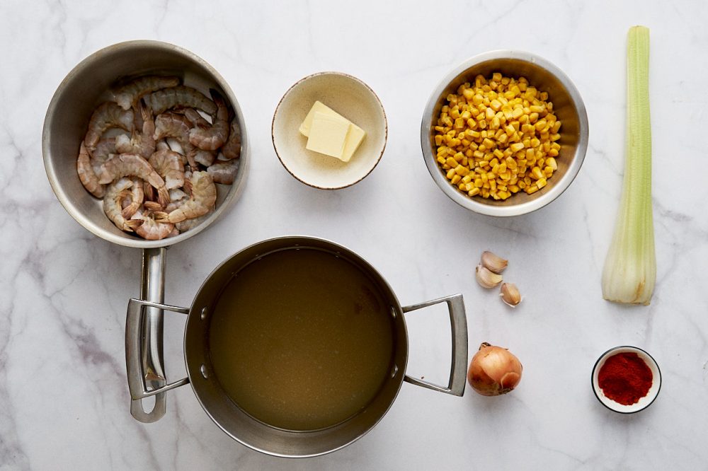 Ингредиенты для супа из креветок и кукурузы: сливочное масло, куриный бульон, 1 луковица, чеснок, сельдерей, паприка
