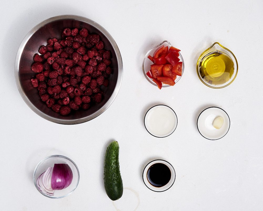 Інгредієнти для гаспачо з малини: малина, солодкий перець, огірок, цибуля, білий і чорний бальзамічний оцет, оливкова олія, часник