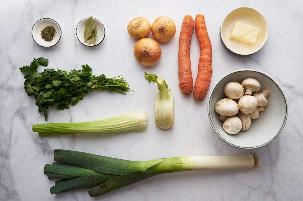 Інгредієнти для приготування овочевого бульйону Хестона Блюменталя: цибуля порей, морква, цибуля, фенхель, селера, печериці, вершкове масло, лавровий лист, тим'ян і петрушка.