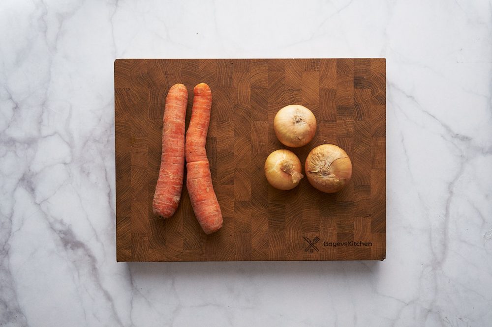 Цибуля та морква для овочевого бульйону