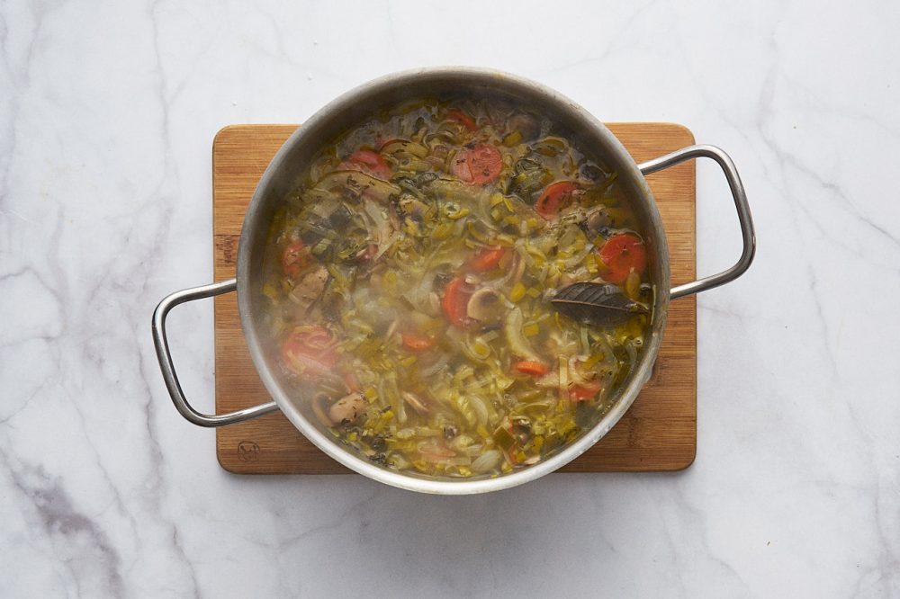 Pot with vegetable broth 