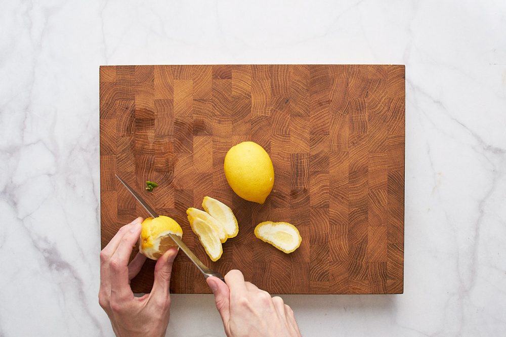 Срежьте кожуру с лимонов