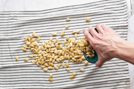 When all the almonds are peeled, place them on a towel and dry.
