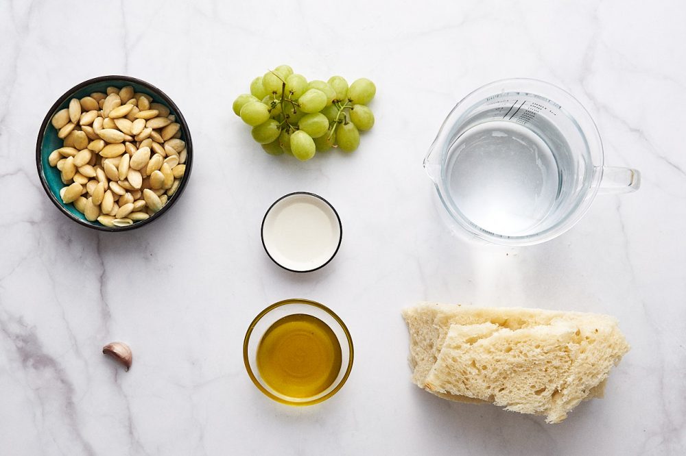Інгредієнти для приготування холодного крем-супу "Ajo Blanco": вода, часник, мигдаль, оливкова олія, хліб, оцет, виноград