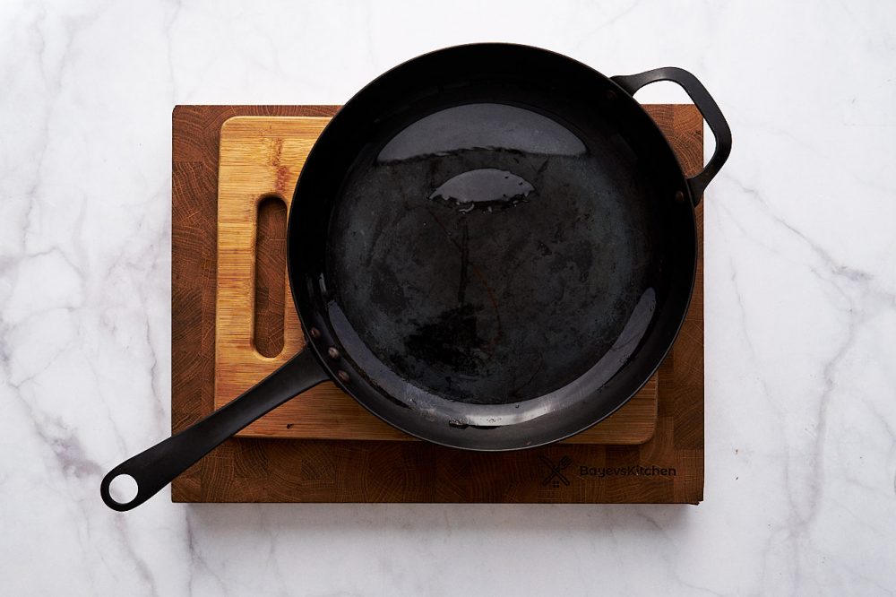 Налитое на сковороде растительное масло для разогревания перед обжариванием кабачков