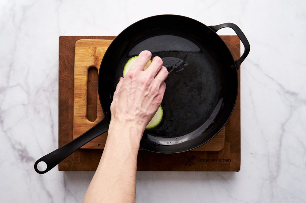 Викладіть на розігріту сковороду кружальця кабачків для обсмажування