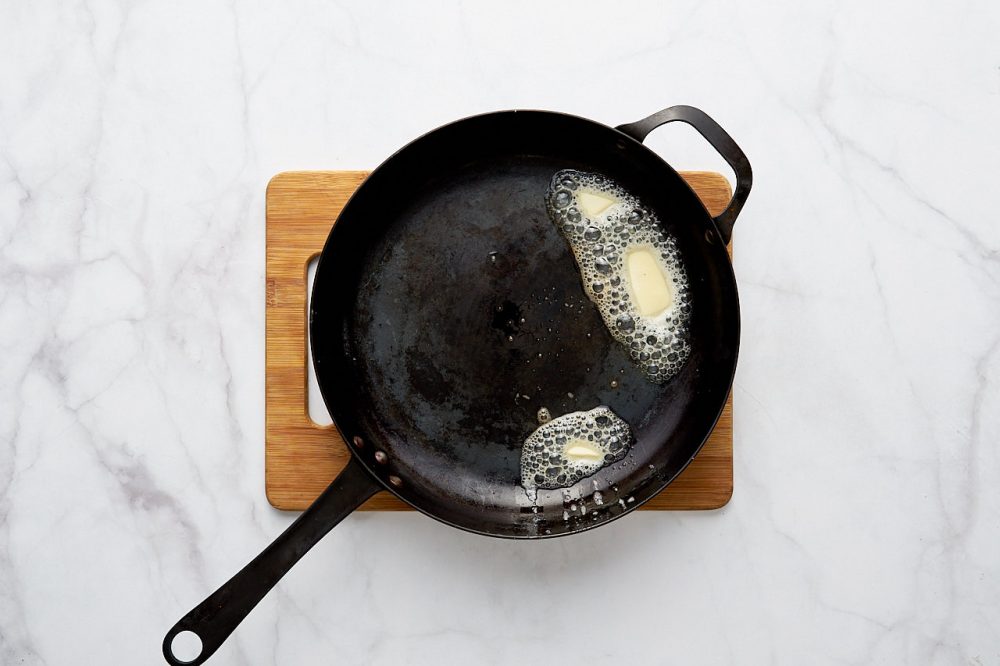 Растопите сливочное масло в сковороде