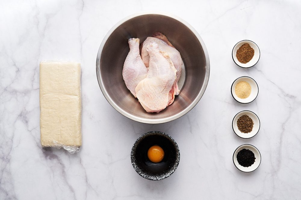 Ингредиенты для приготовления самсы с курицей: куриное мясо, бездрожжевое листовое тесто, лук, желток, черный кунжут, зира, кориандр, гранулированный чеснок, соль, черный перец