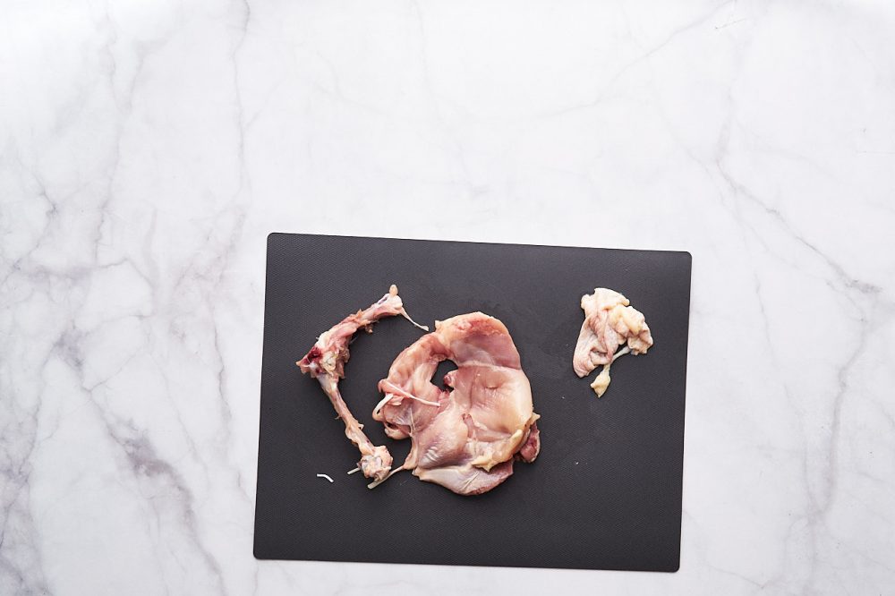 Срезанное мясо курицы с кости 