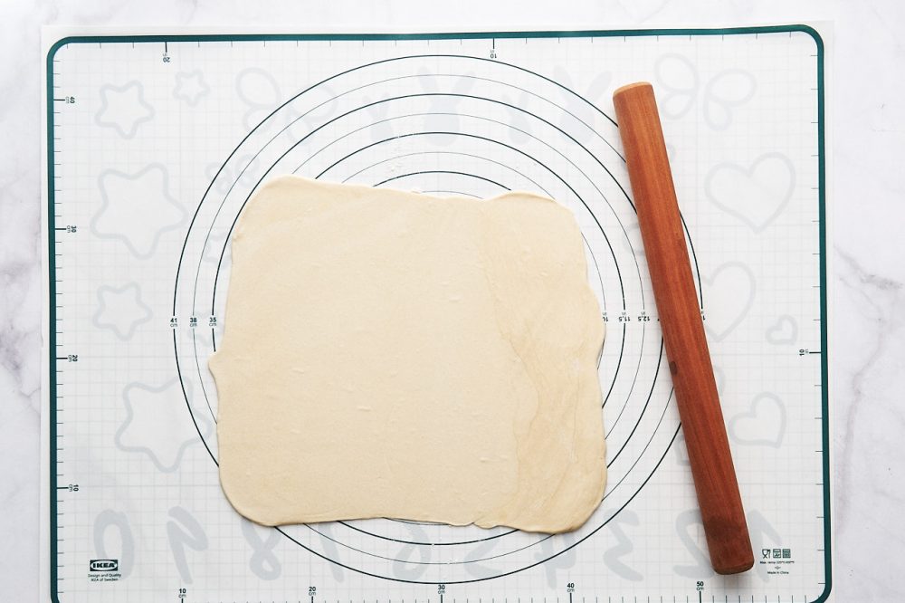 Roll out the sheet of unleavened dough (one part) less than 0.5 cm thick