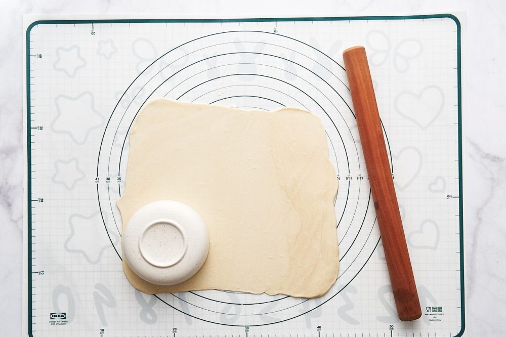 Use a saucer to cut out the circles of dough for the chicken samosa
