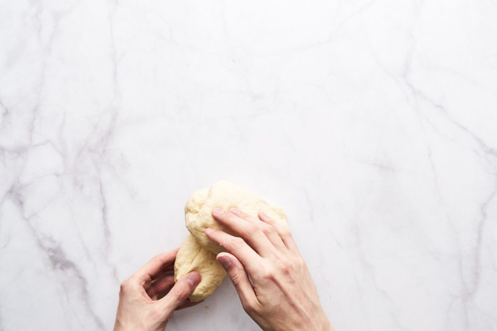 Викладіть тісто на робочу поверхню та замішуйте тісто 10-15 хвилин