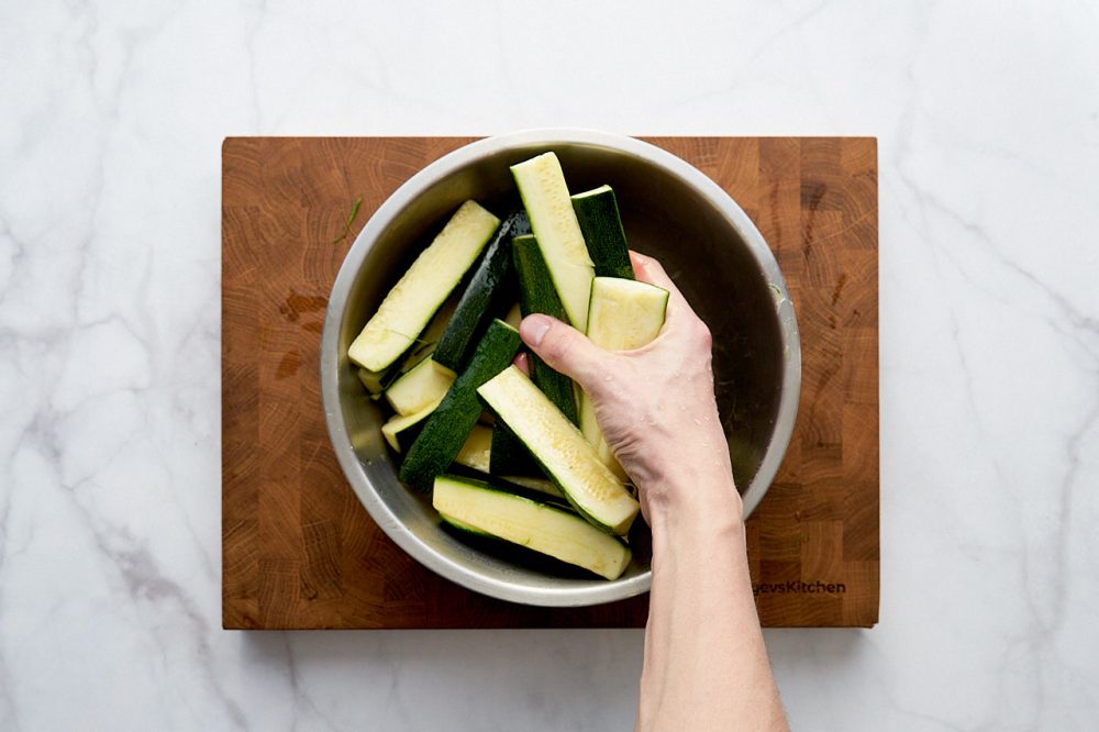 Mix the zucchini well with the olive oil in a bowl
