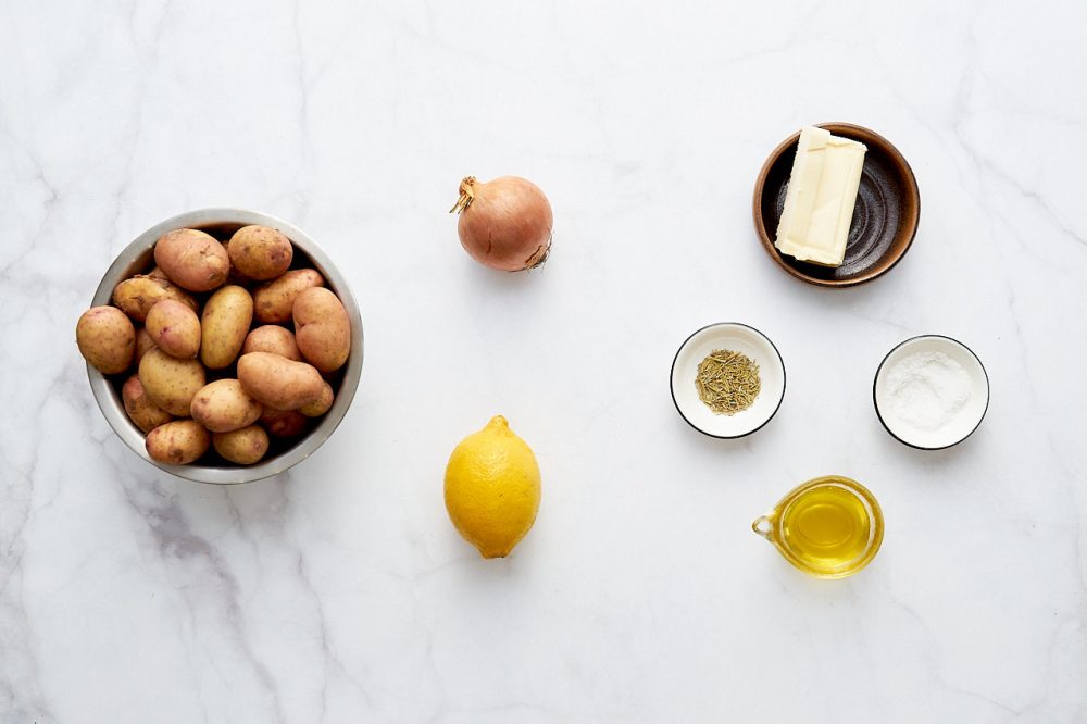 Інгредієнти для приготування молодої картоплі, запеченої з лимоном і цибулею: картопля, лимон, цибуля, вершкове масло, оливкова олія, сіль, розмарин