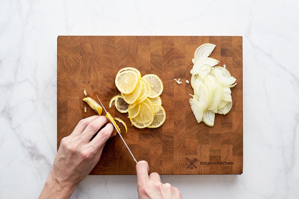 Наріжте лимони кільцями або півкільцями