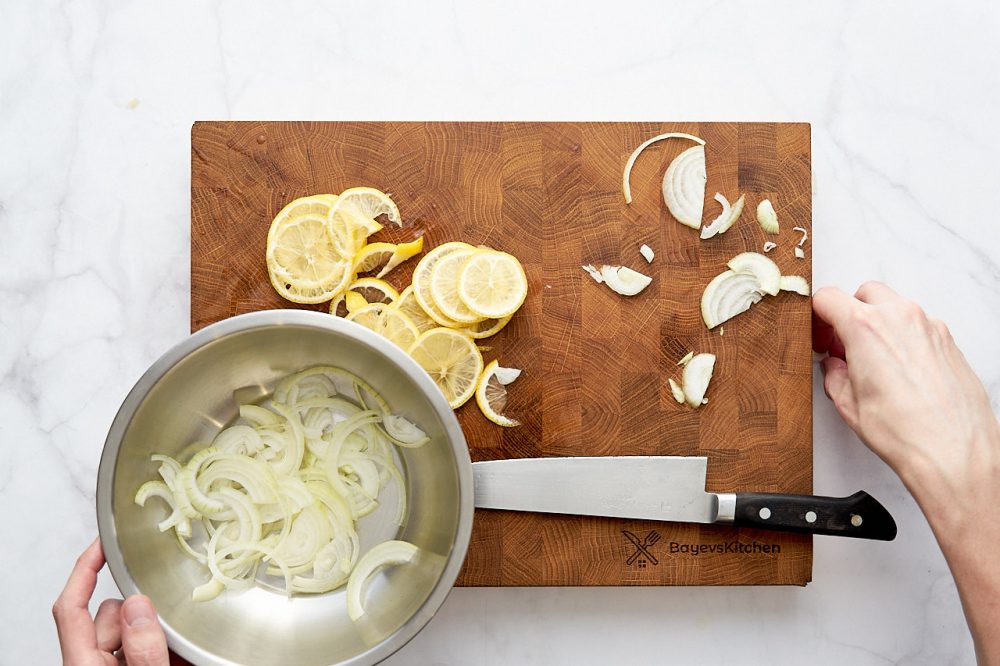 Нарізані лимон та цибулю перекладіть у миску.