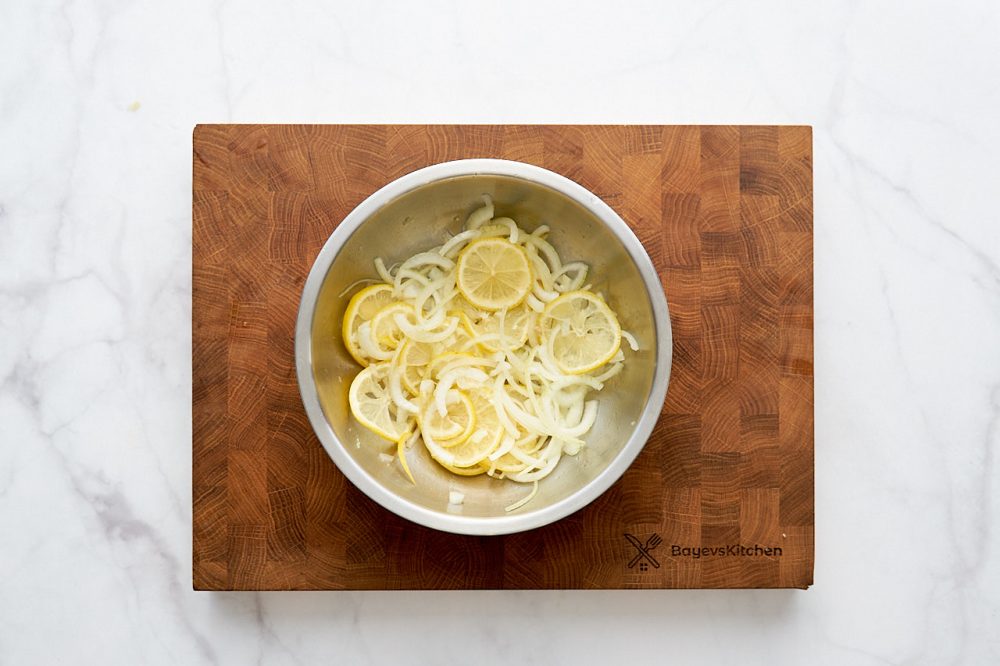 Посоленные лук и лимон в миске