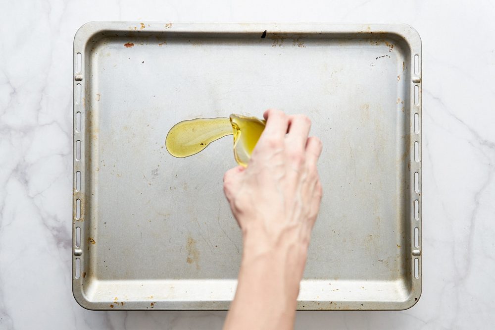 Pour olive oil on a baking tray