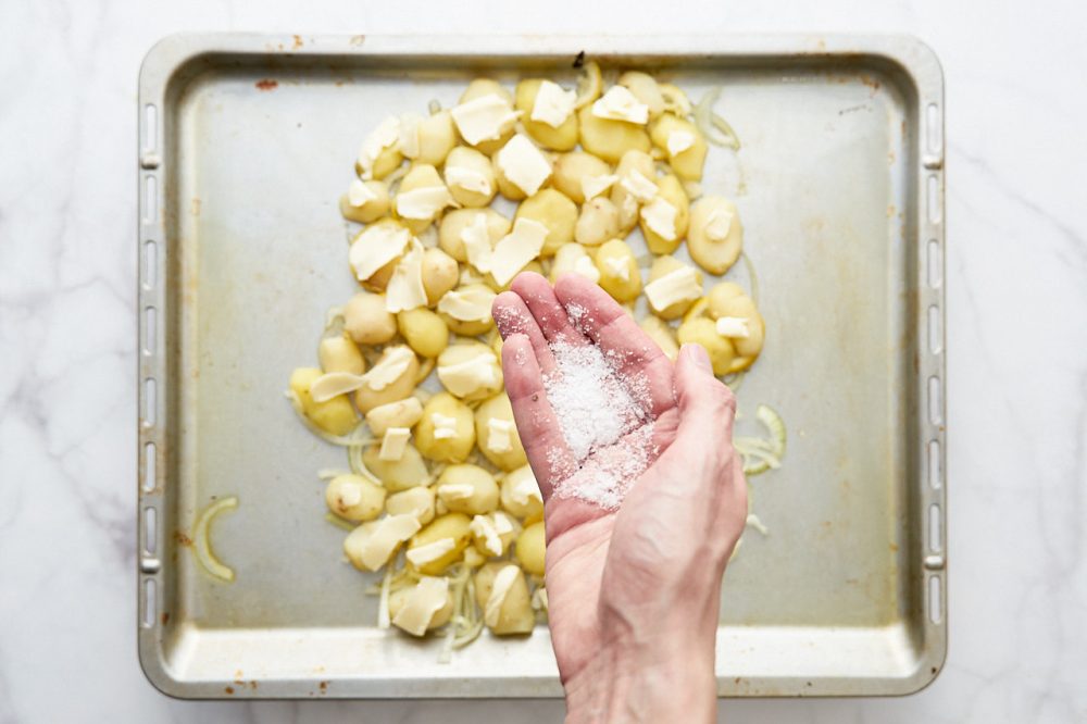 Посоліть картоплю та відправляйте до духовки