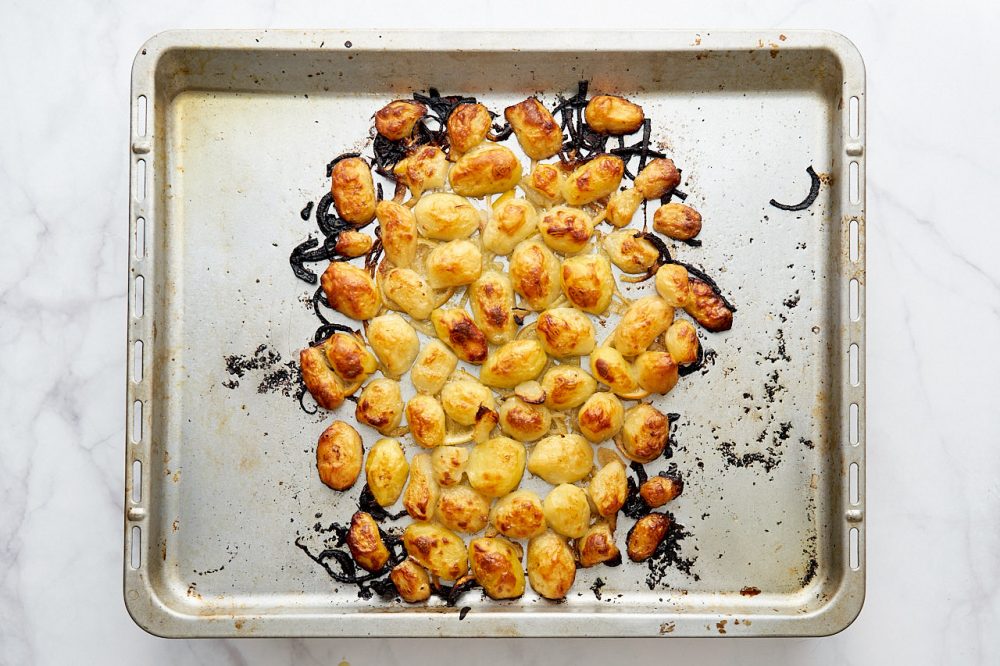 Запекайте картофель  в духовке до образования золотистой румяной корочки