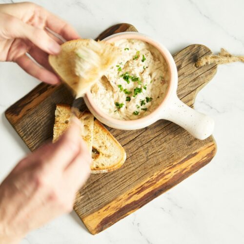 Sour cream dip with caramelized onions