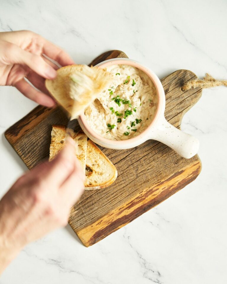 Sour cream dip with caramelized onions