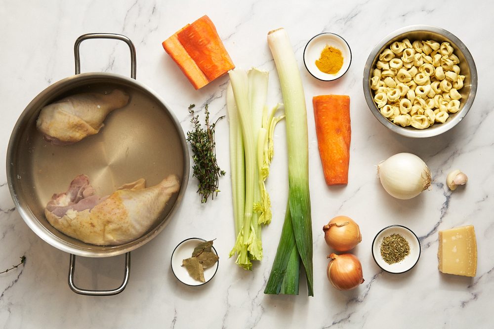 Інгредієнти, необхідні для приготування курячого супу з тортелліні: курячий або овочевий бульйон, куряче м'ясо, тортелліні, цибуля, морква, часни, орегано, сіль, перець