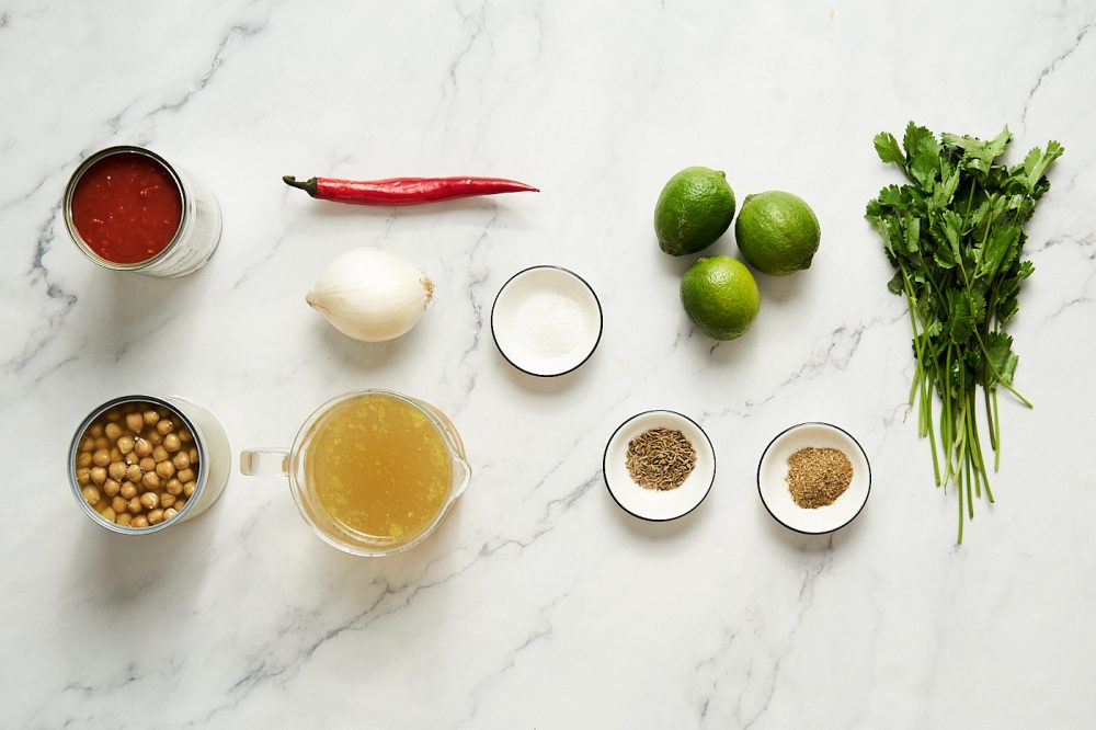 Ingredients for chickpeas with lime and chili: canned chickpeas, chicken broth, tomatoes in their own juice, sugar, lime, coriander sprigs, salt, pepper, ground coriander, red chili, ground zira, onions.