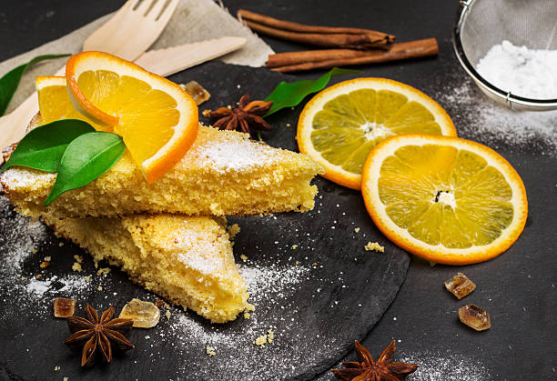 Полента, кукуруза и пирог с лимонным маслом на каменном столе в стиле гранж