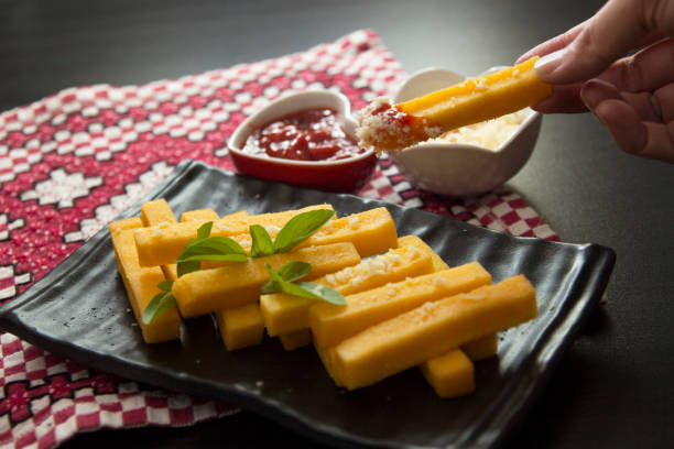 Картофель фри из поленты с томатным соусом и сыром. Итальянские закуски. Жареные кукурузные палочки.