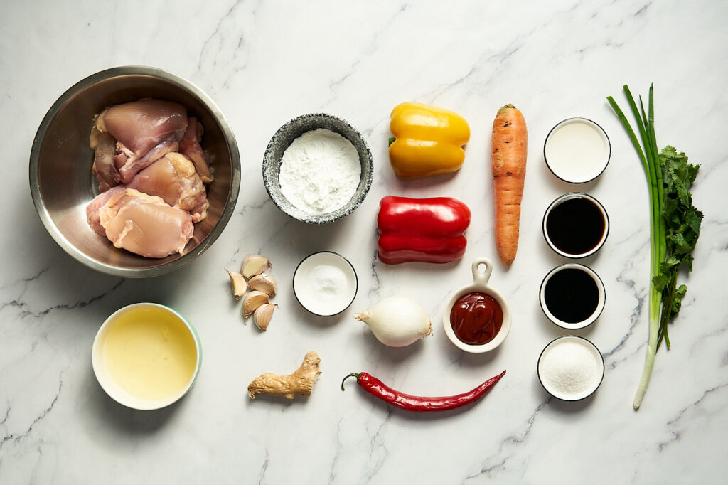 Ingredients needed to cook the Manchurian chicken: chicken, peppers, carrots, zeds, garlic, starch, soy sauce, oyster sauce, wine vinegar, ketchup, water, ginger, cilantro, chili peppers.