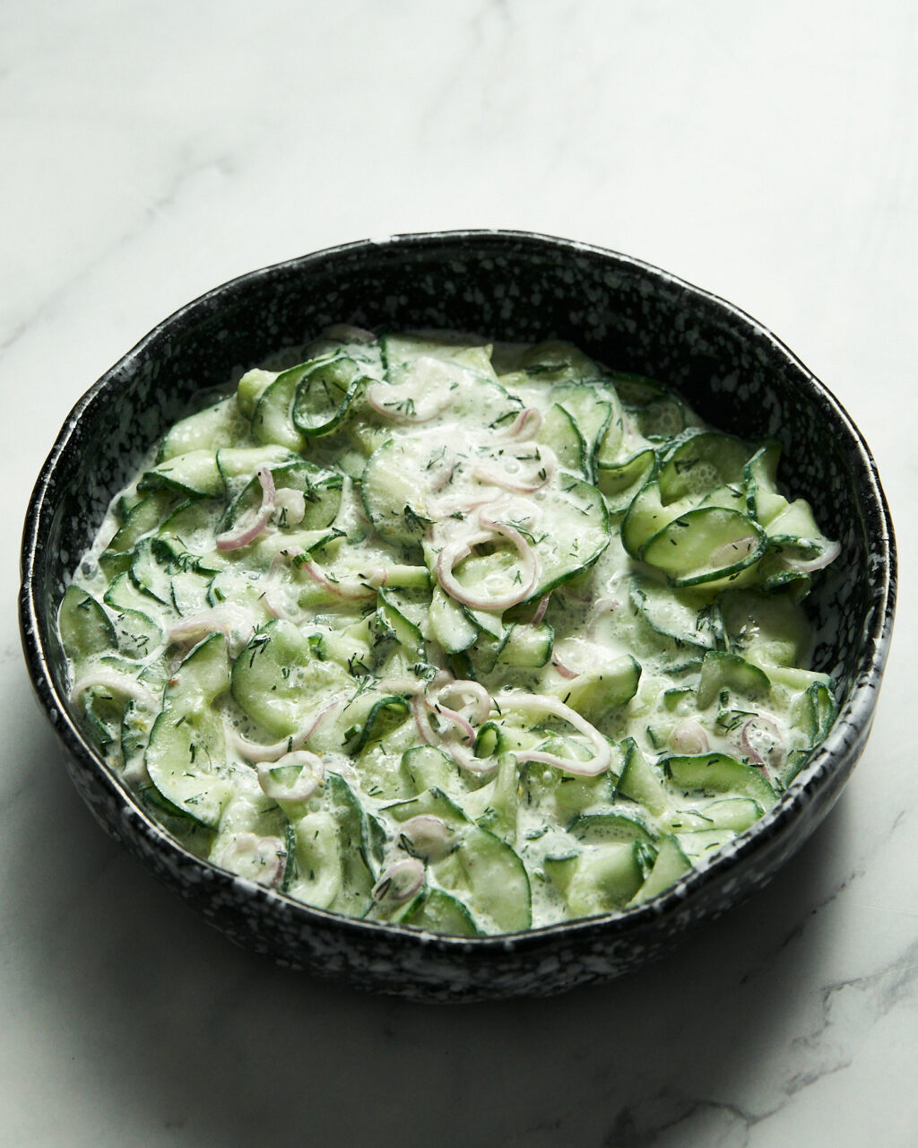 Салат из огурцов со сметаной, луком и укропом