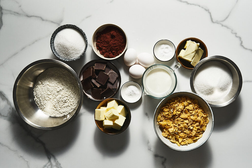 Ingredients needed to prepare Brownies with crispy cornflakes in salted caramel: chocolate, sugar, flour, eggs, butter, cocoa, salt, cream, cornflakes.